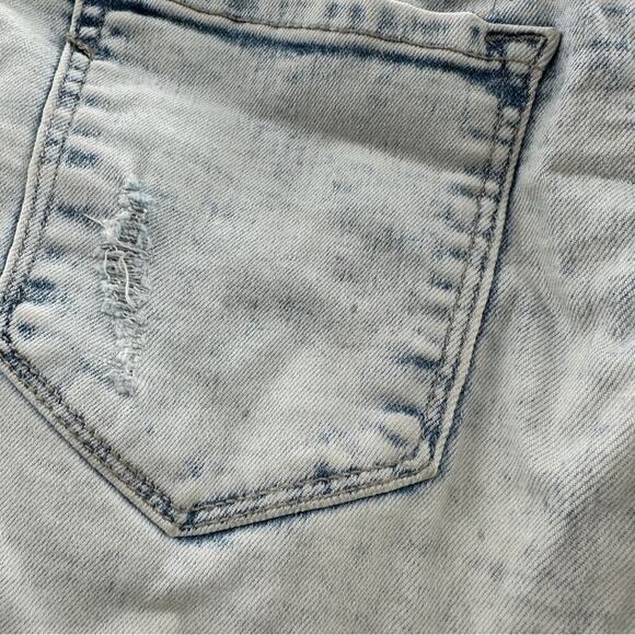 Refuge by Charlotte Russe Light Wash High Rise Raw Hem Shorts Sz 6 - Picture 5 of 8
